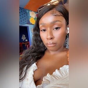 Meet your Posher, Nia